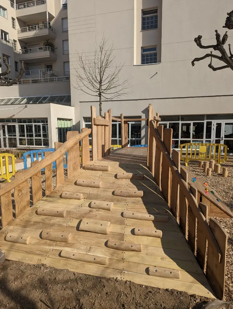 JAJ001_Oasis L'ilot de Hanoi_Jeu ludique en Robinier à plusieurs pans 1.webp