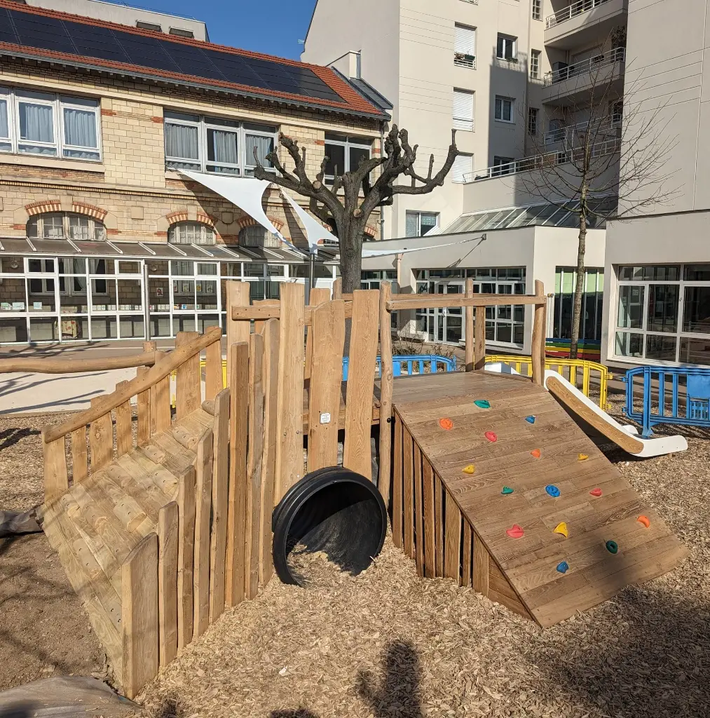 JAJ001_Oasis L'ilot de Hanoi_Jeu ludique en Robinier à plusieurs pans 2.webp