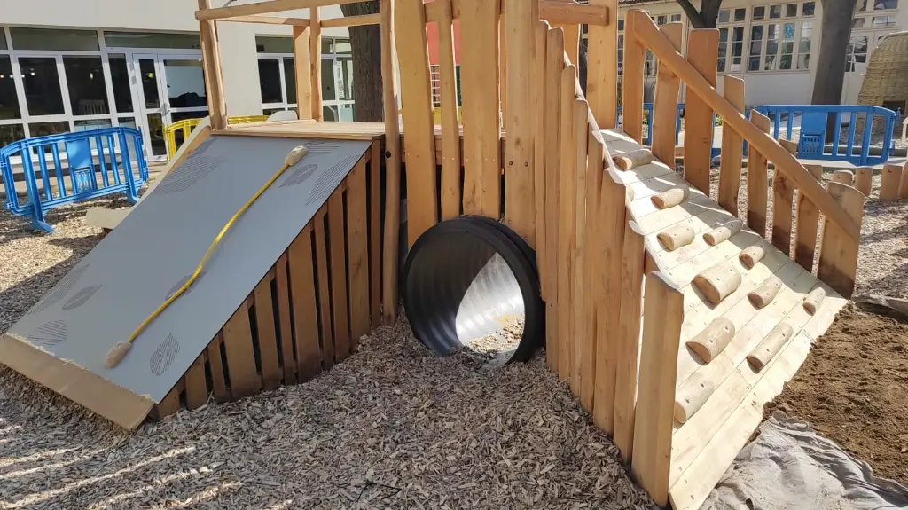 JAJ001_Oasis L'ilot de Hanoi_Jeu ludique en Robinier à plusieurs pans 6.webp